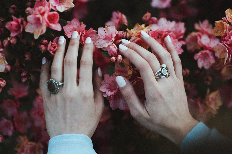 faire-ses-ongles-en-public-nail-art-ongles-blancs
