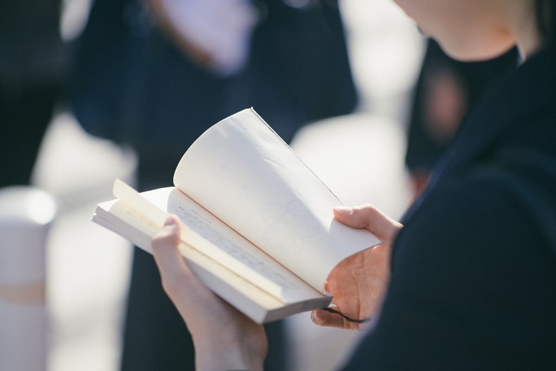 lire-un-livre-a-haute-voix