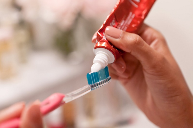 se-laver-les-dents-tous-les-jours-dentifrice