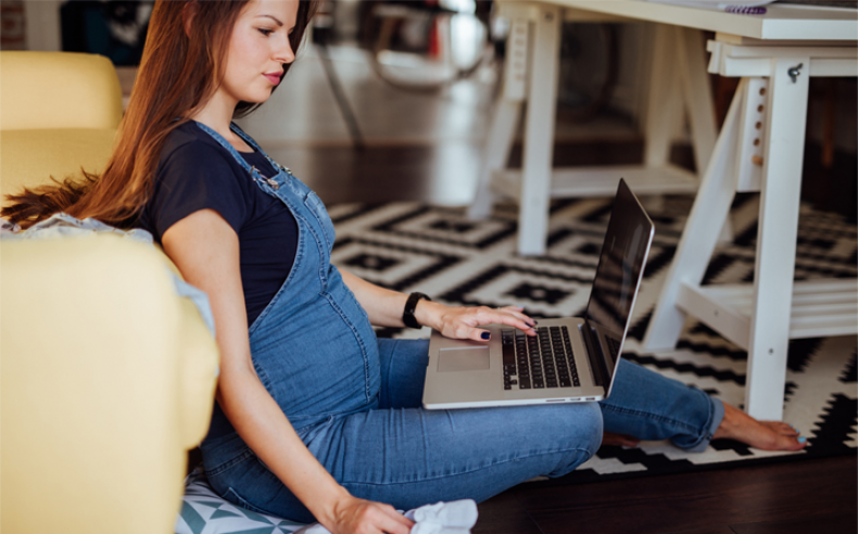 femme-enceinte-ordinateur-bebe