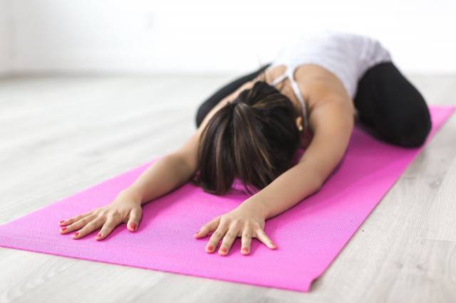 femme-yoga-tapis