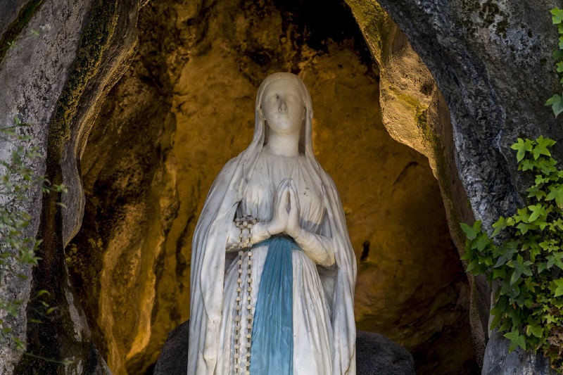 statues-de-la-vierge-marie-et-symbolique