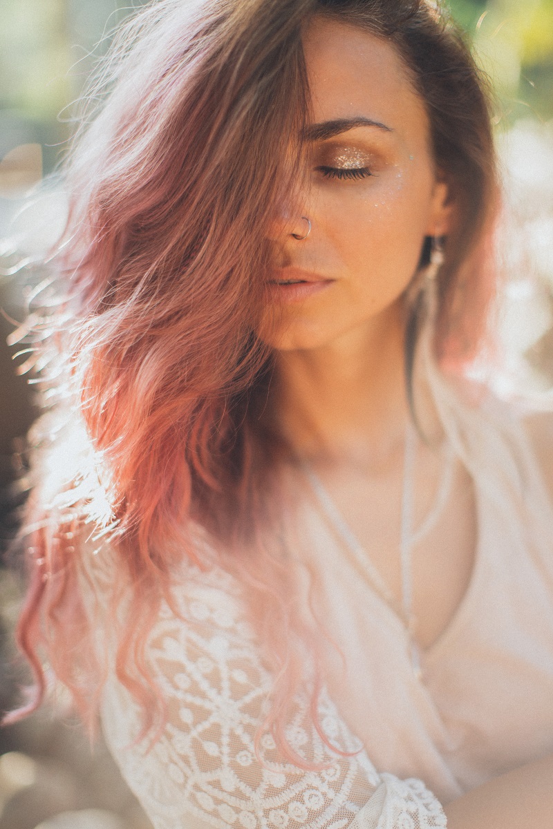 cheveux-roses-femme