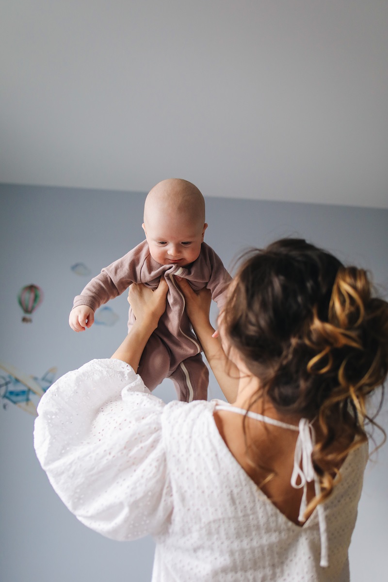 bebe-fille-calin-maman