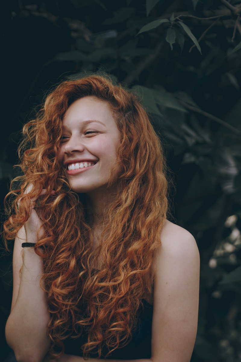 femme-rousse-sourire