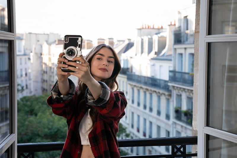emily-in-paris-selfie