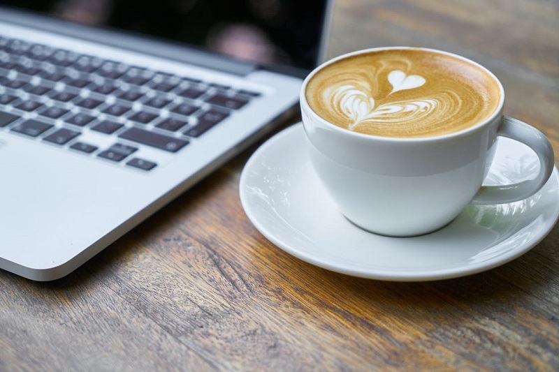 tasse-cafe-coeur-ordinateur-portable