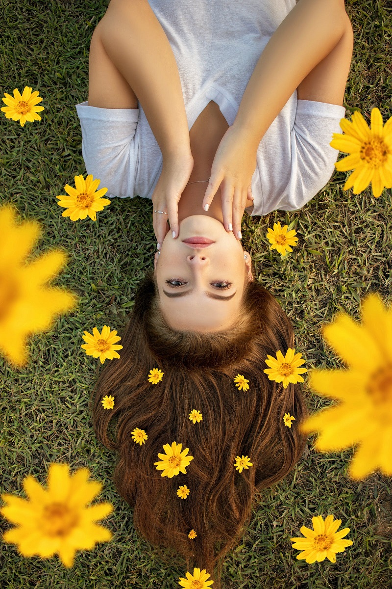 femme-cheveux-a-l-envers-fleurs-jaunes