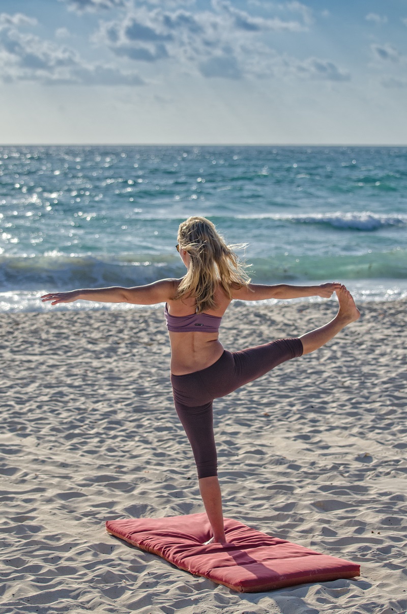 femme-yoga-plage
