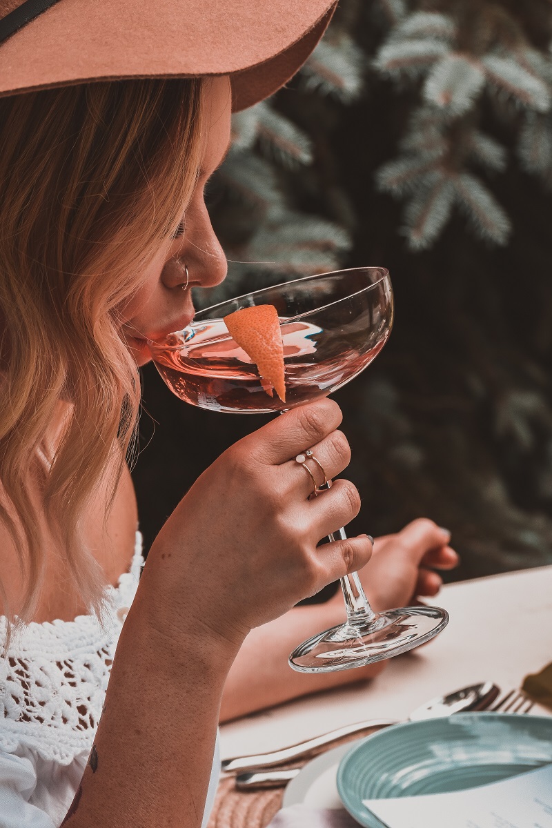 femme-qui-boit-un-verre-de-cocktail-rose