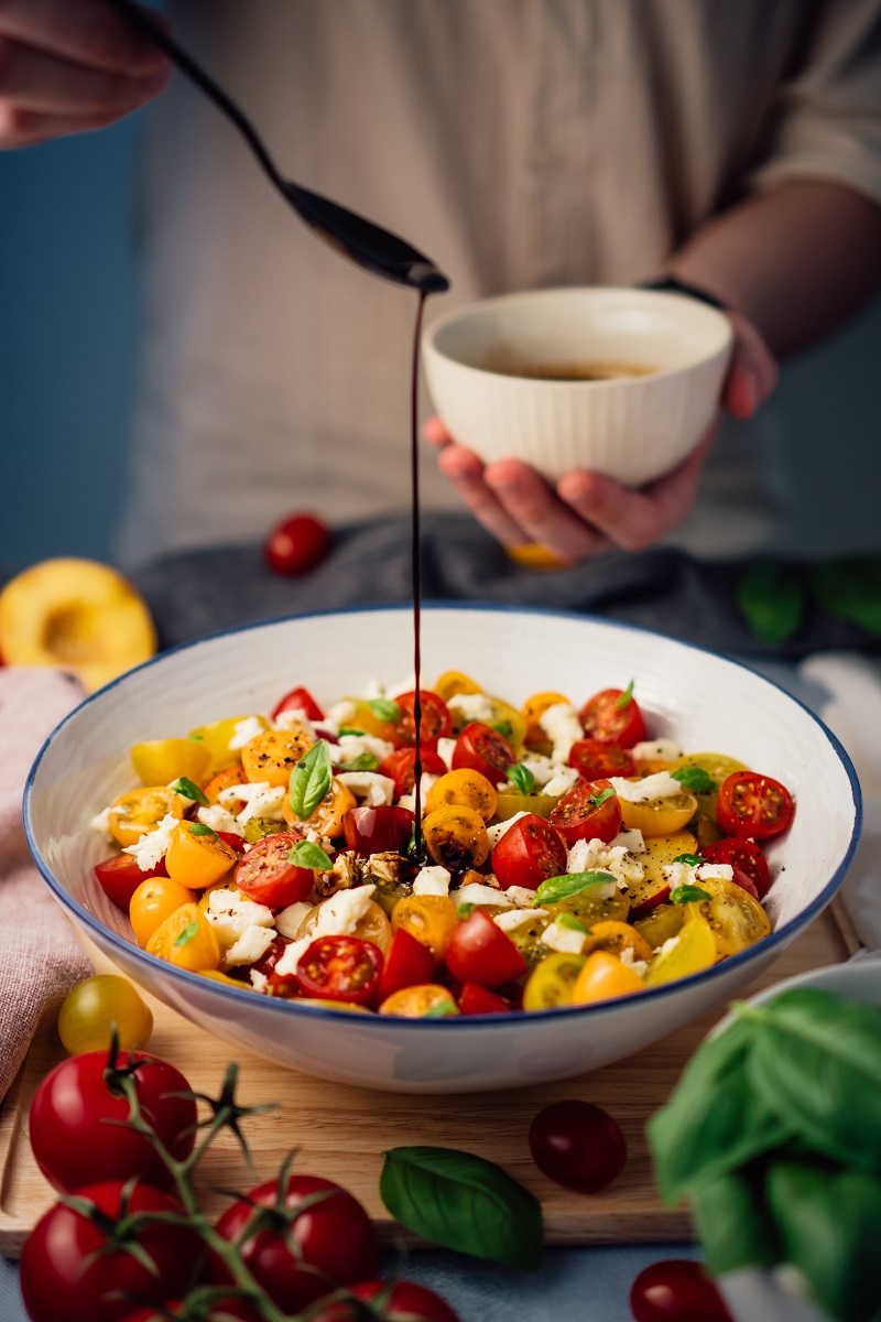 mettre-de-la-sauce-vinaigrette-sur-une-salade-tomate-cerise-feta