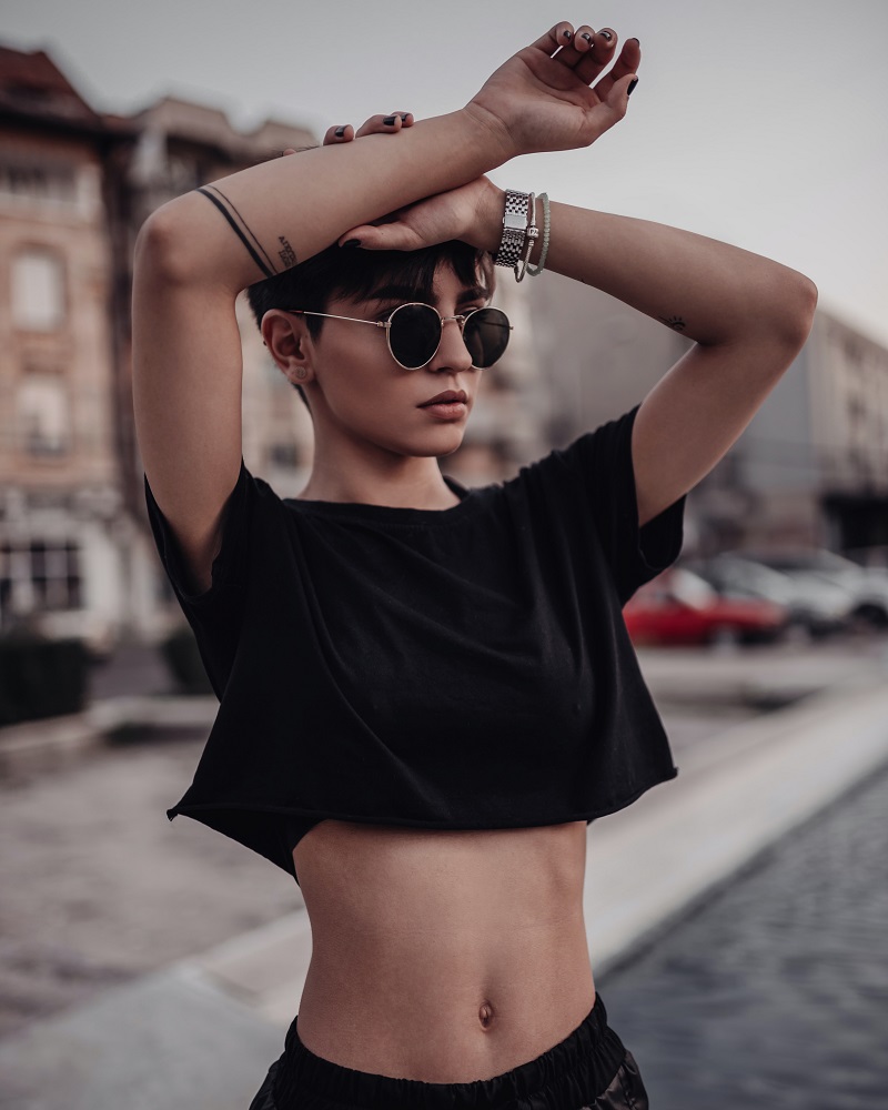 femme-crop-top-court-bras-leves