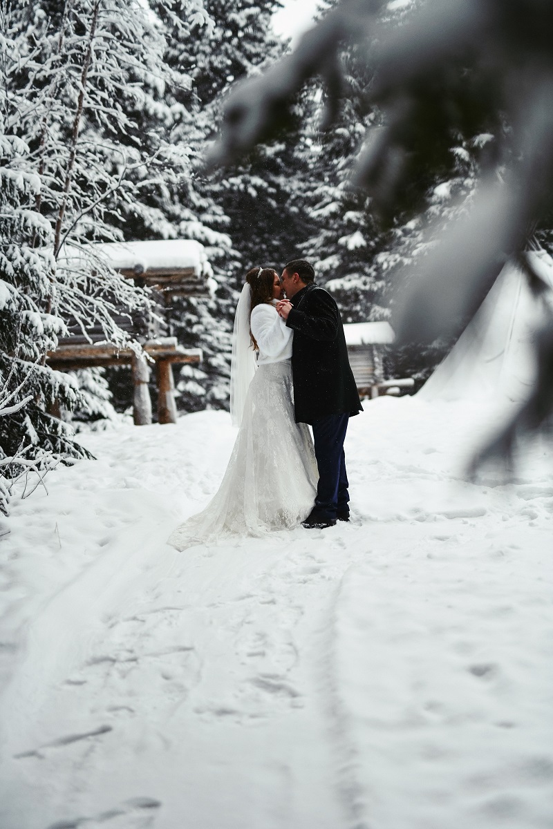 maries-qui-s-embrassent-en-hiver-neige