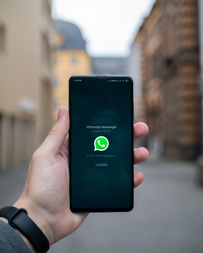 personne-qui-tient-un-smartphone-a-la-main-whatsapp-messenger