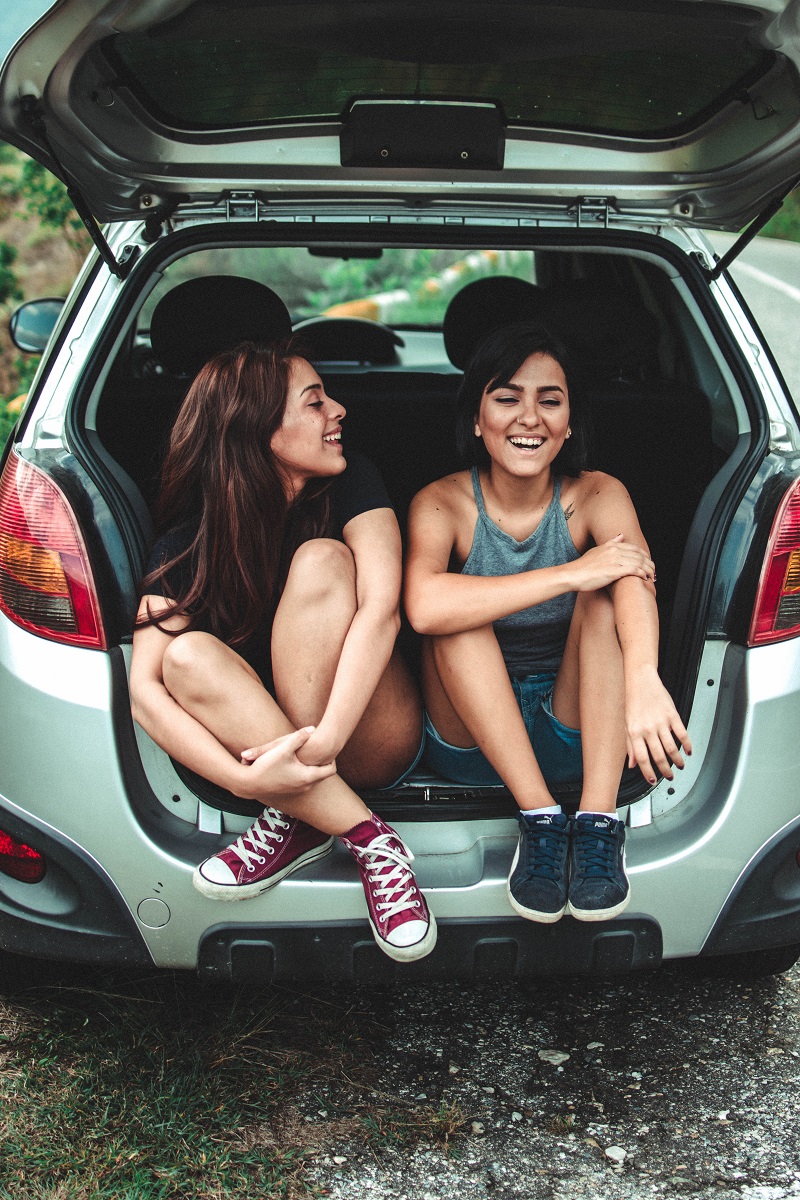 copines-qui-rient-dans-le-coffre-de-la-voiture