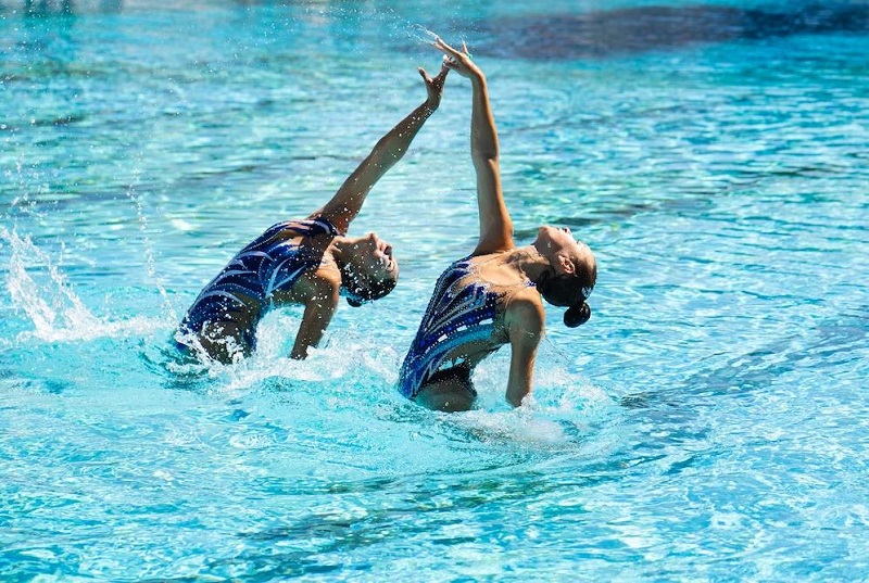 jeunes-femmes-qui-posent-dans-l-eau-natation-synchronisee