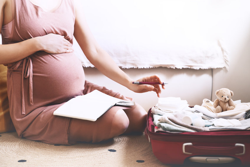 femme-enceinte-qui-fait-sa-valise-de-grossesse