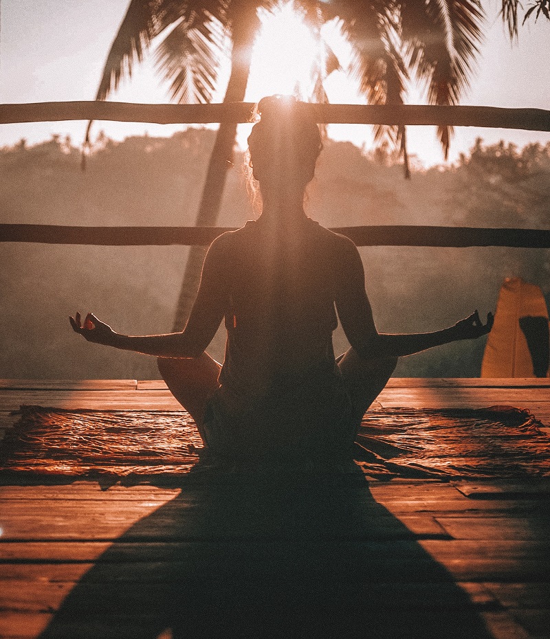 femme-en-tailleur-yoga