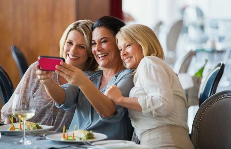 femmes-qui-font-un-selfie