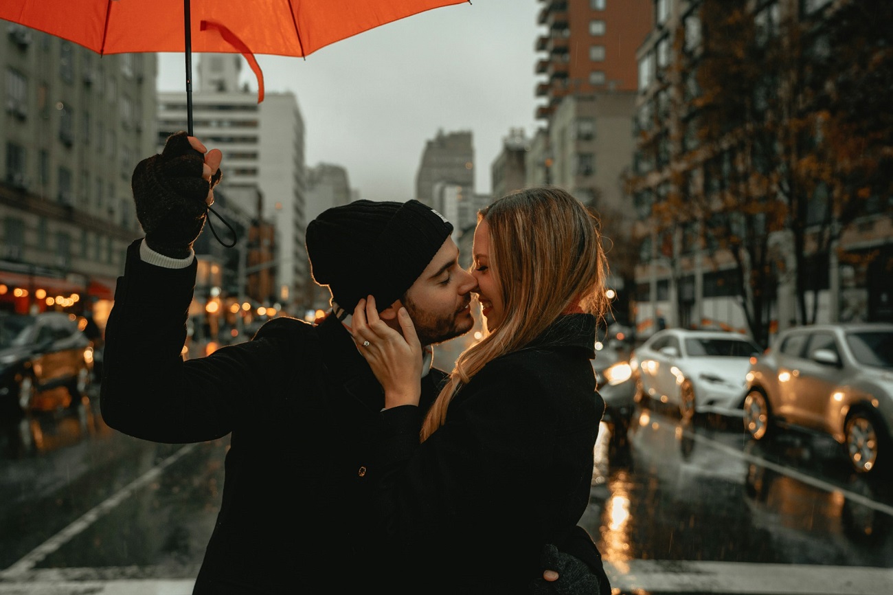 couple-baiser-parapluie