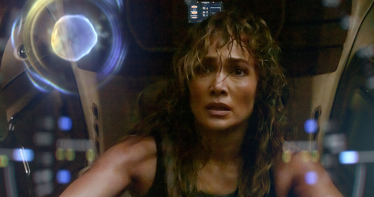 Jennifer Lopez dans un thriller futuriste avec les premières images spectaculaires d'« Atlas » sur Netflix