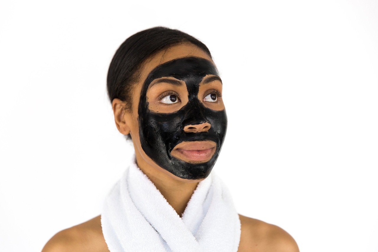 femme-masque-visage-charbon-noir