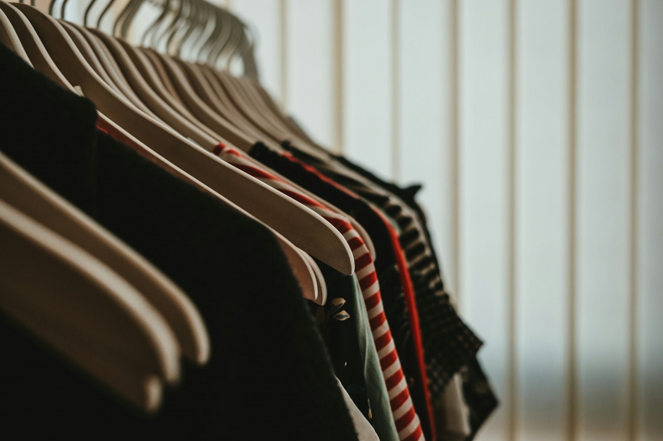 Comment bien organiser un dressing et mieux ranger ses vêtements