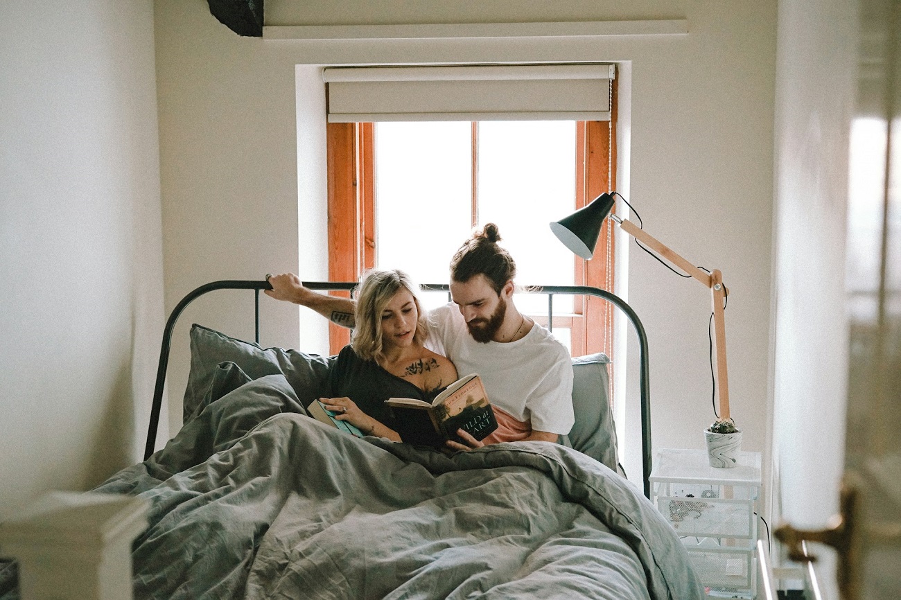couple-lire-au-lit