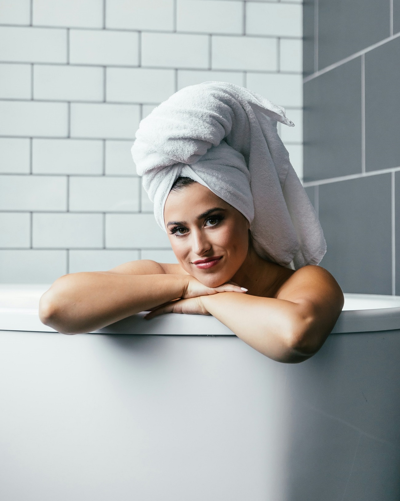 femme-cheveux-serviettes-baignoire