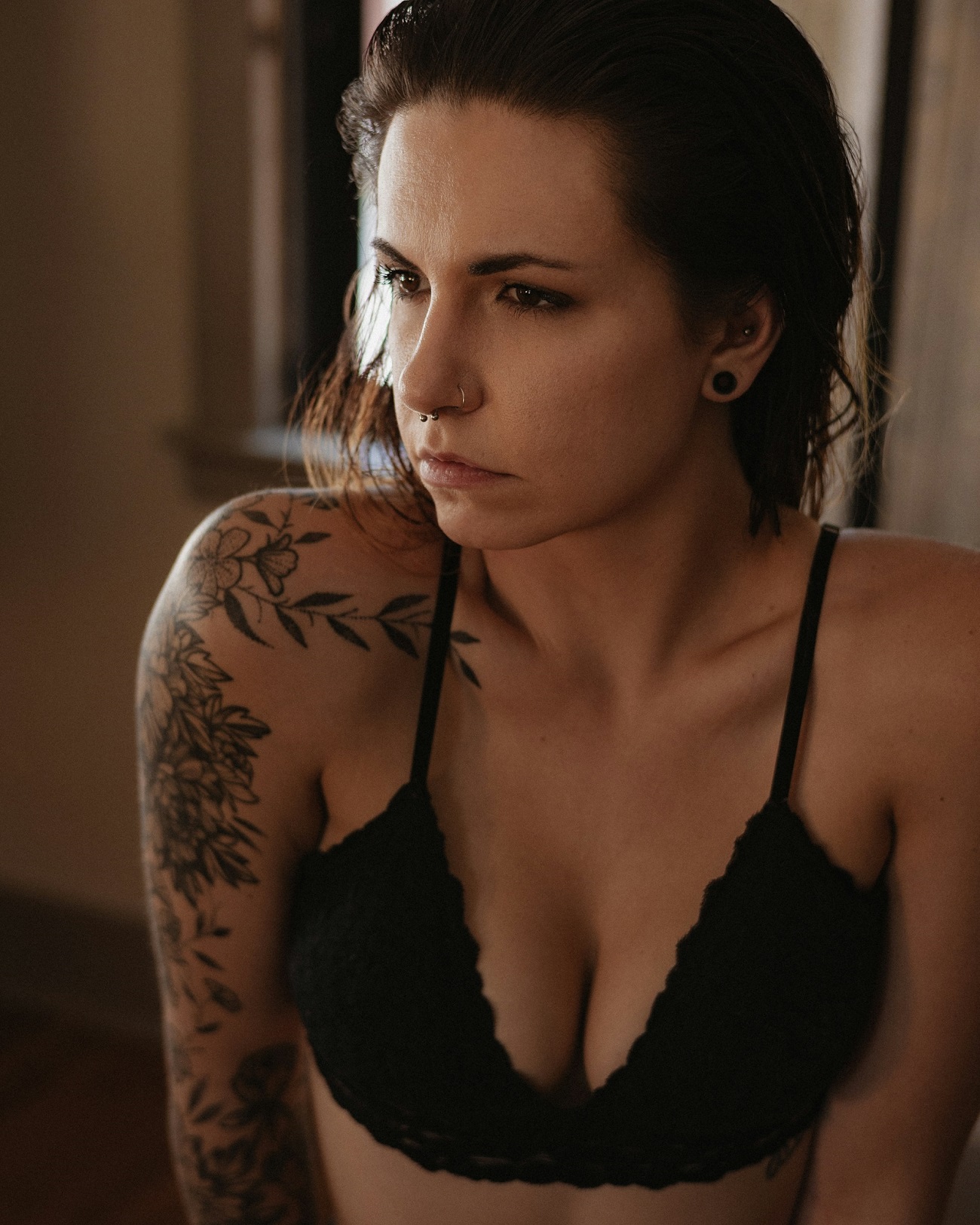 femme-soutien-gorge-noir-tatouage-bras