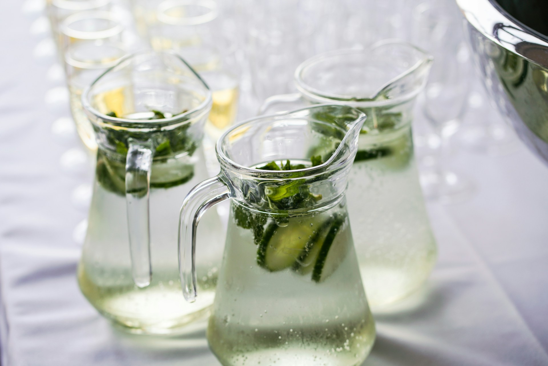 La recette d'eau detox concombre, citron vert et menthe maison