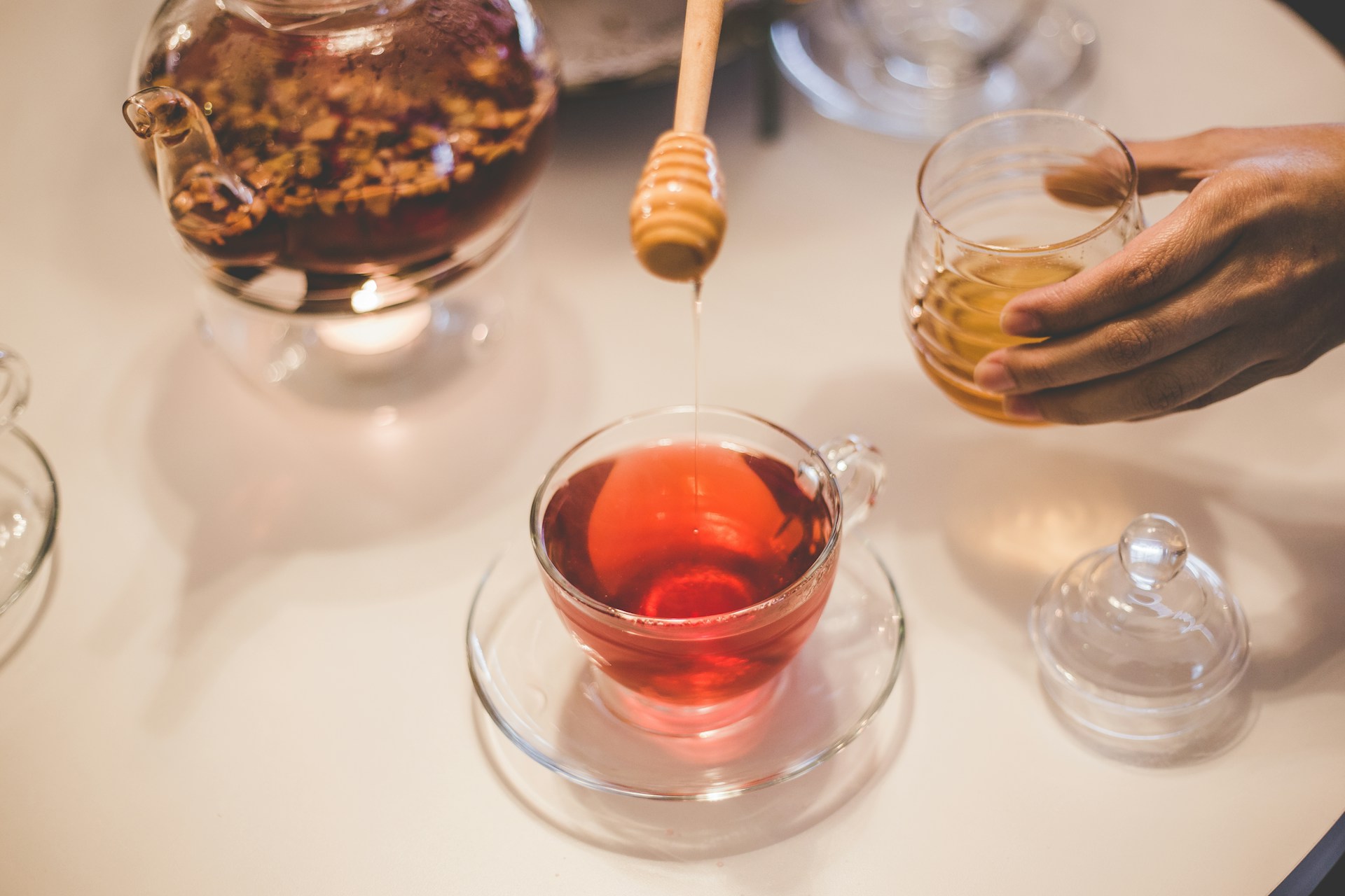 Pourquoi il ne faut pas mettre de miel dans son thé ou son infusion