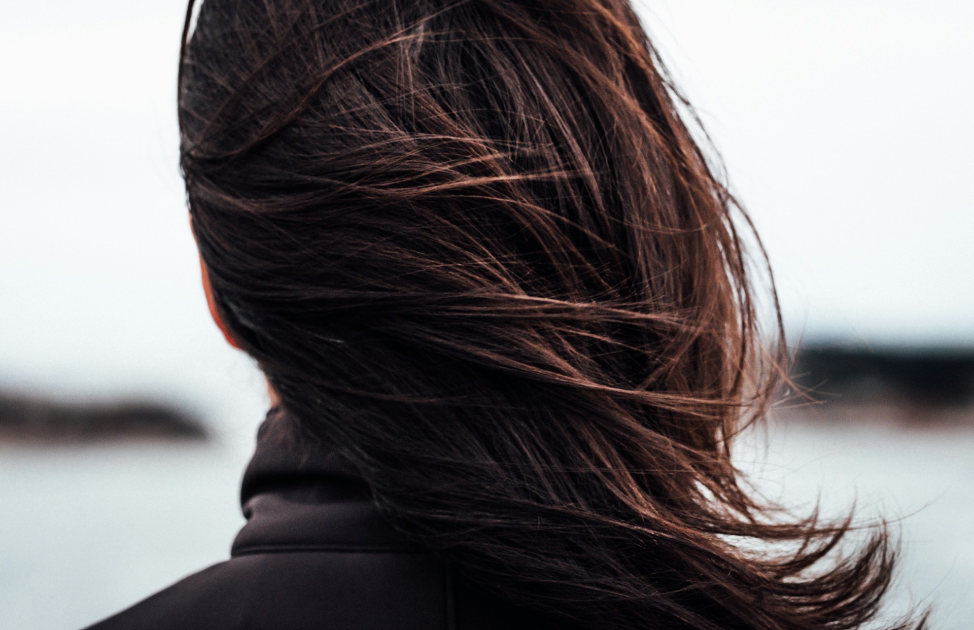 Eviter la chute de cheveux saisonnière : les astuces naturelles