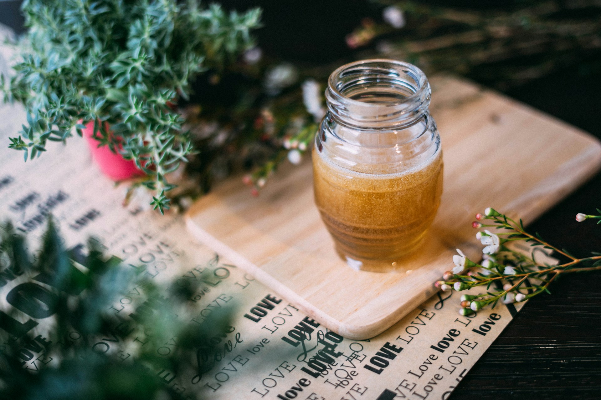 Recette du gommage maison miel et amande pour rendre la peau douce.