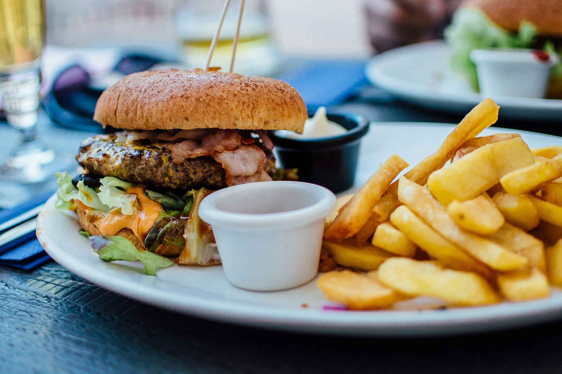 Quel est le plus calorique entre le burger et les frites ?