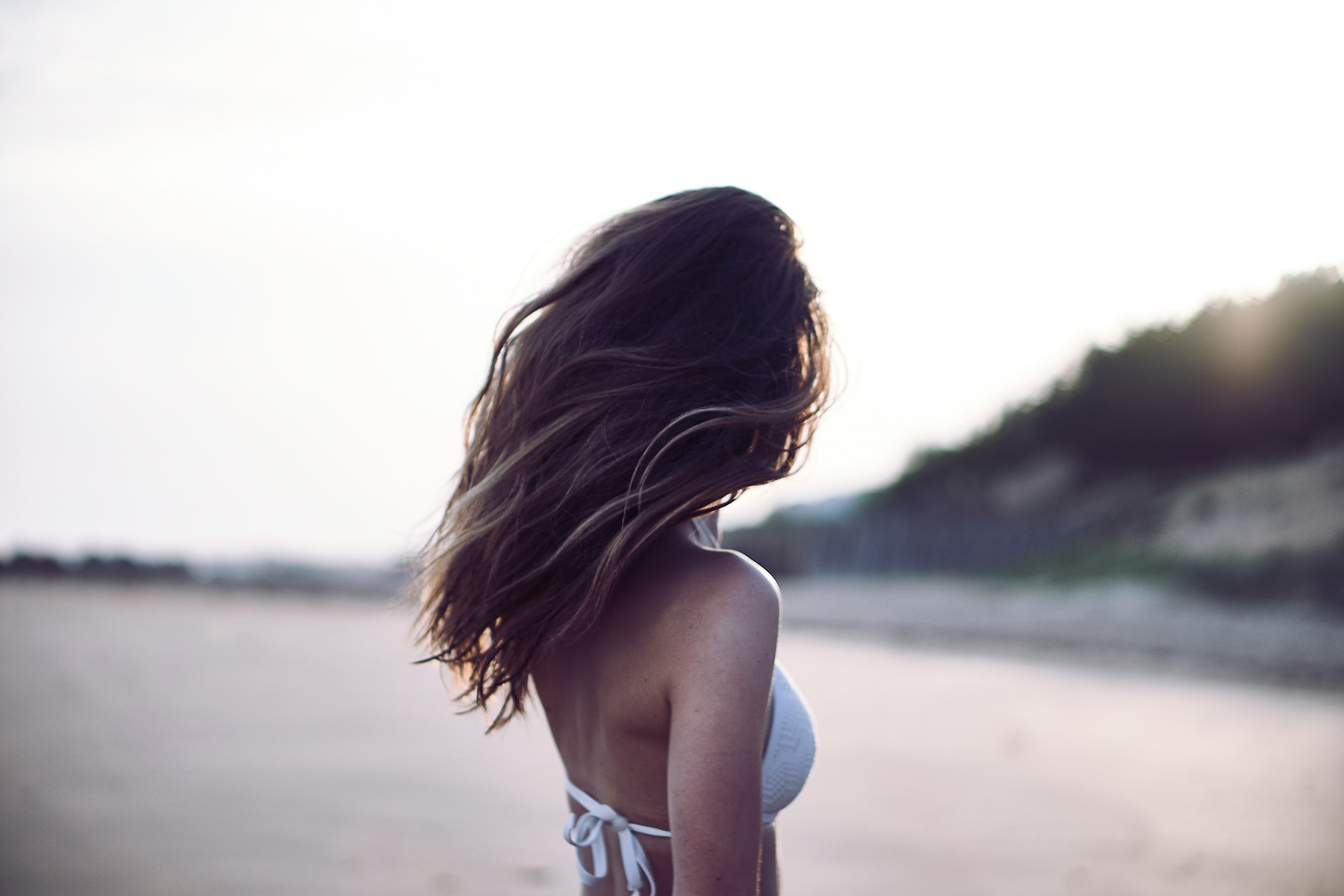 Comment avoir des cheveux de surfeuse ? Tendance wavy.