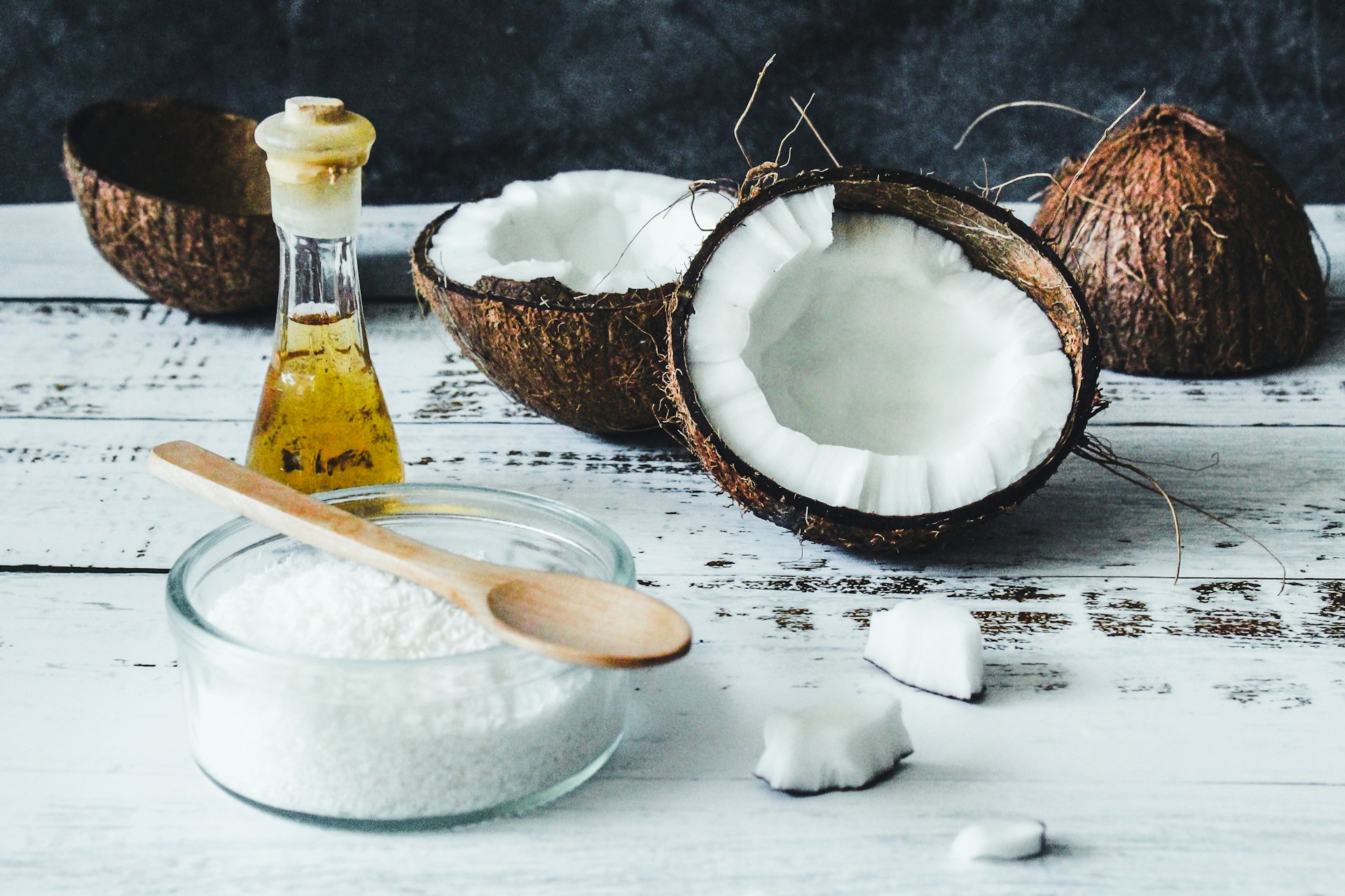 Recette de démaquillant maison au bicarbonate et huile de coco.