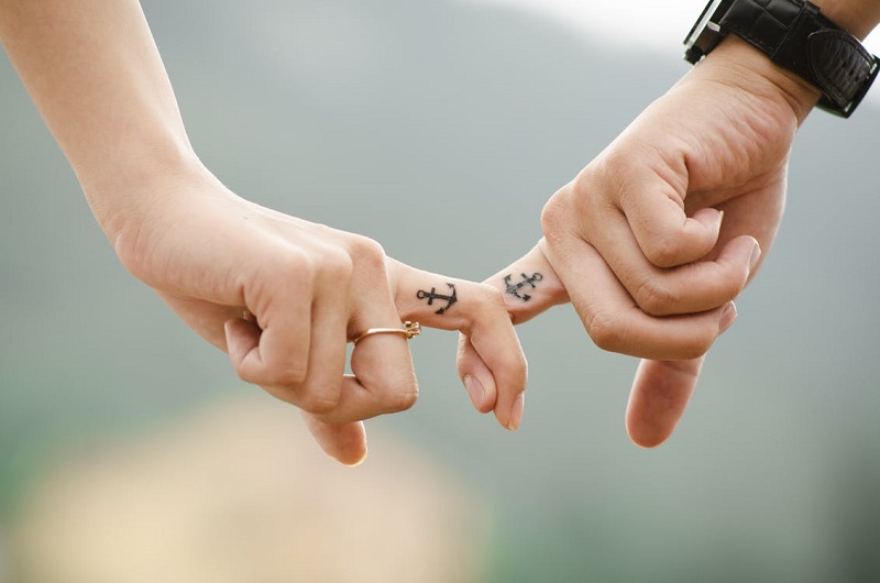 mythes-irrealistes-vie-de-couple-tatouage-ancre-amoureux