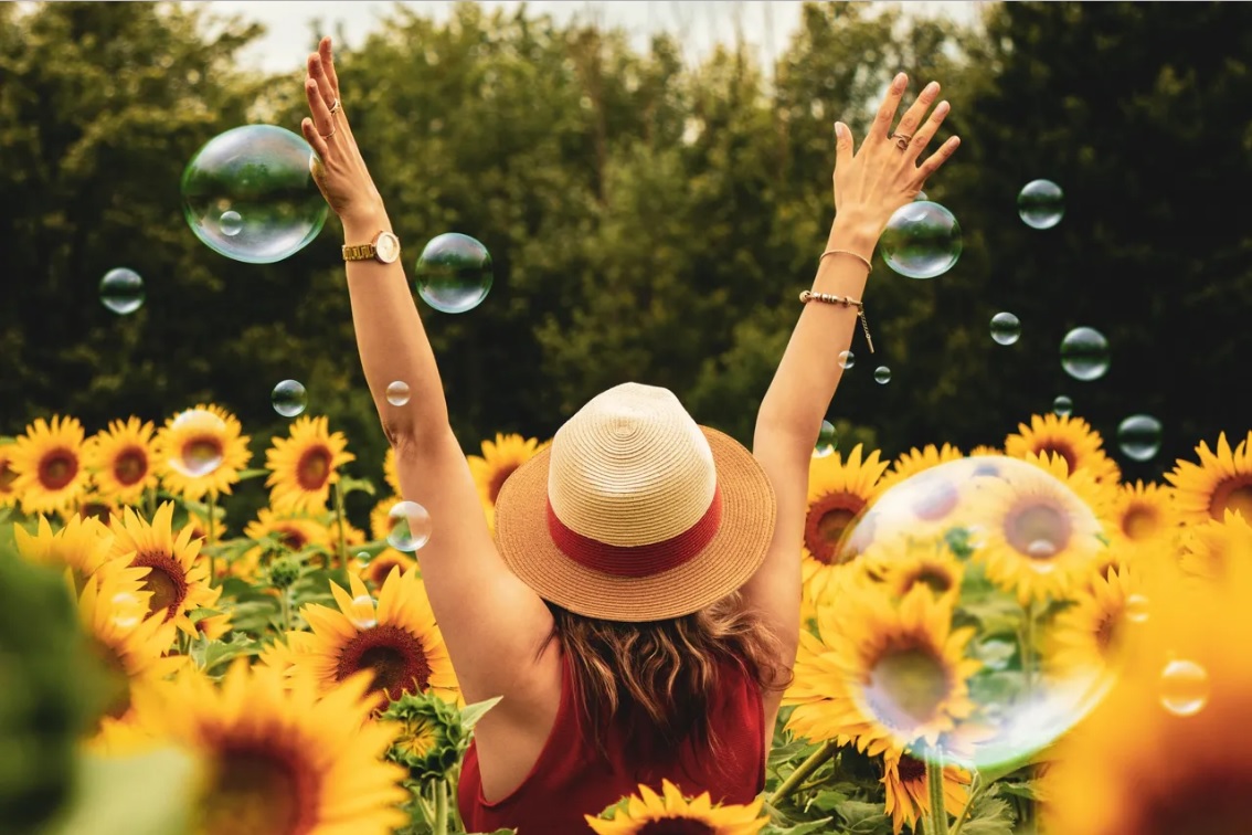 bonheur-femme-heureuse-bulles-tournesol