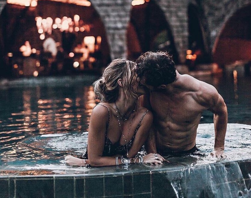 couple-baiser-piscine