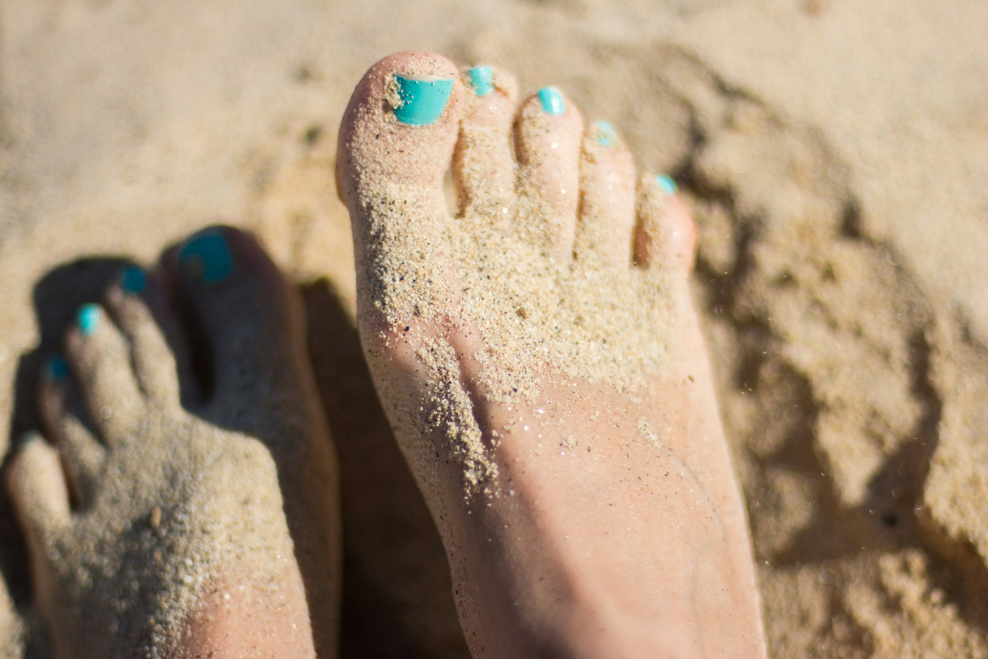 Quelles couleurs de vernis mettent en valeur le bronzage ?