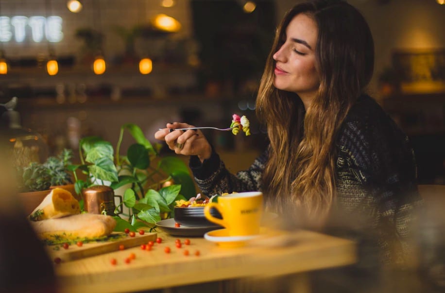 Être influencé par le serveur au restaurant.