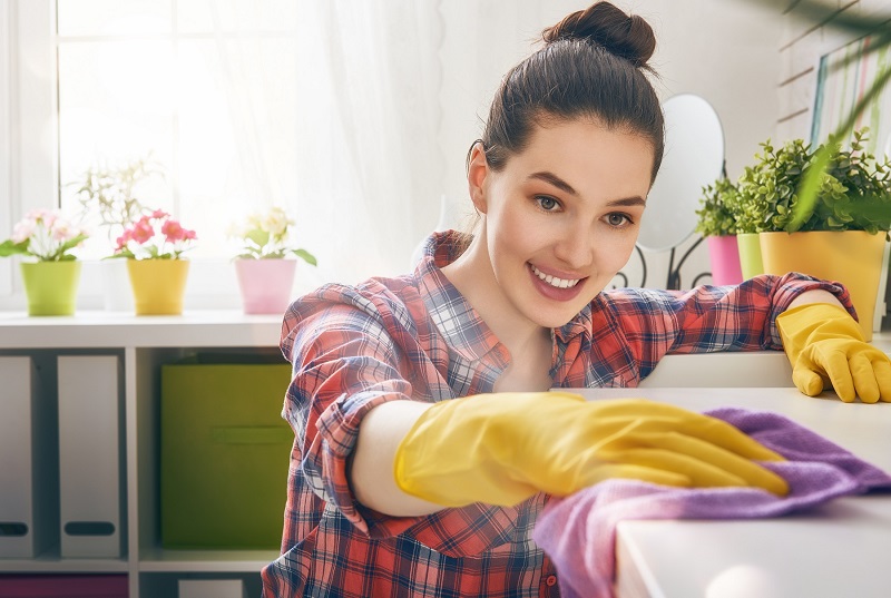 femme-heureuse-menage-gants-laver-cuisine