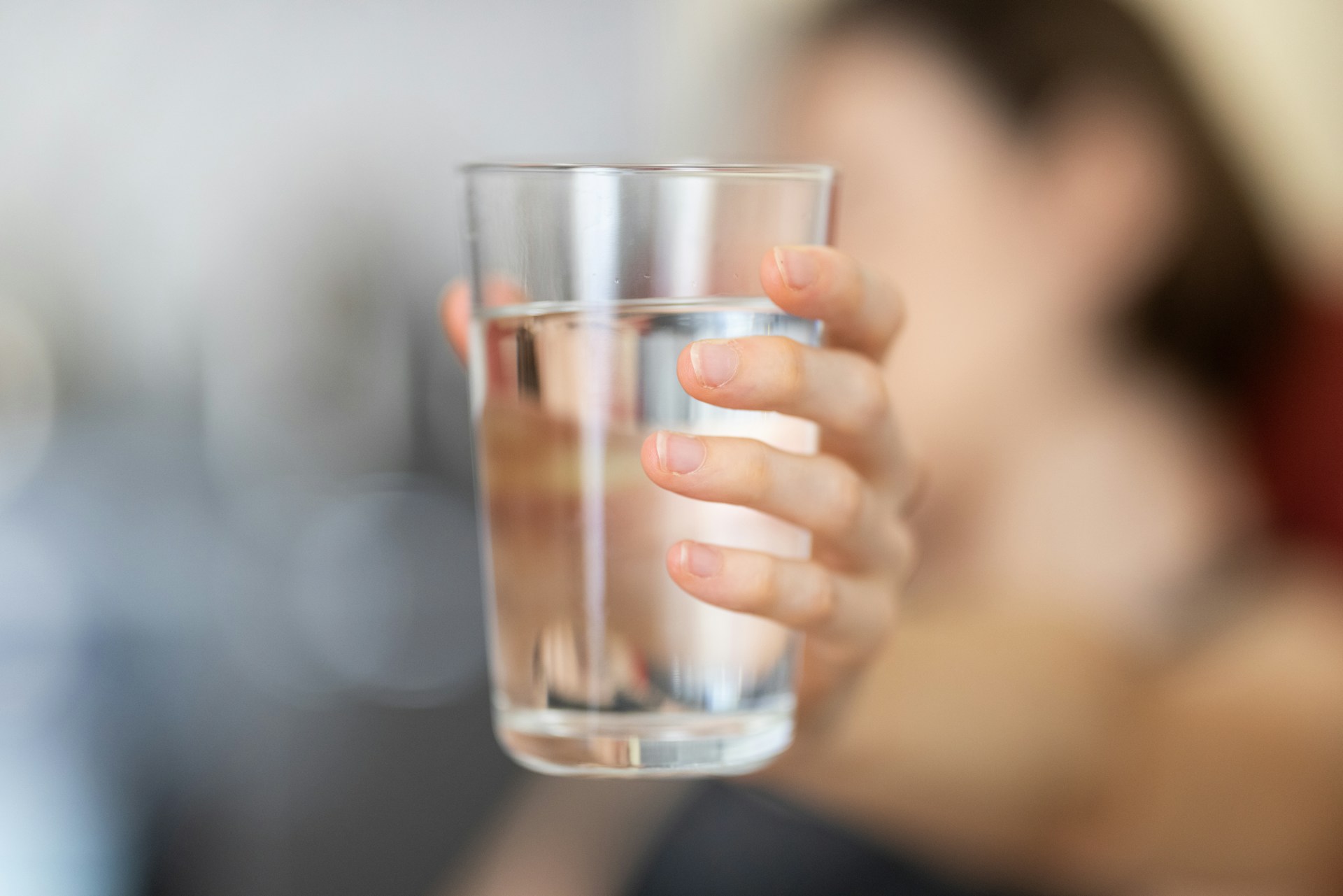 Ce qui arrive au corps quand on ne boit pas assez : les signes de déshydratation.