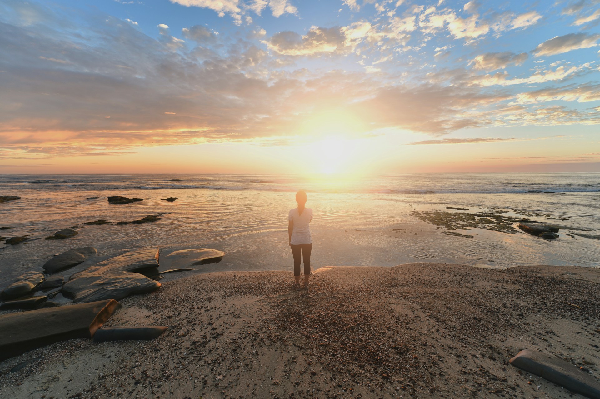 Regarder le lever ou le coucher de soleil : les bienfaits sur l'humeur.