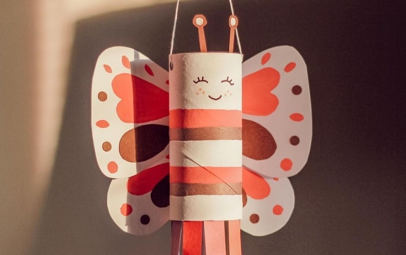 DIY : idée d'activité enfant facile pour créer un papillon avec du matériel de récup