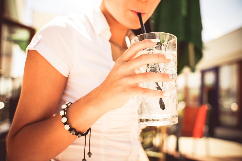 Boire de l'eau fraîche quand il fait très chaud : pourquoi éviter ?