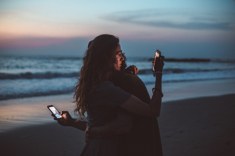 Les signes astros accros à leur smartphone.