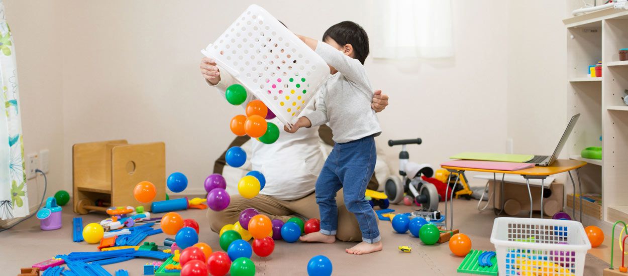 Encourager son enfant à ranger sa chambre lui-même.