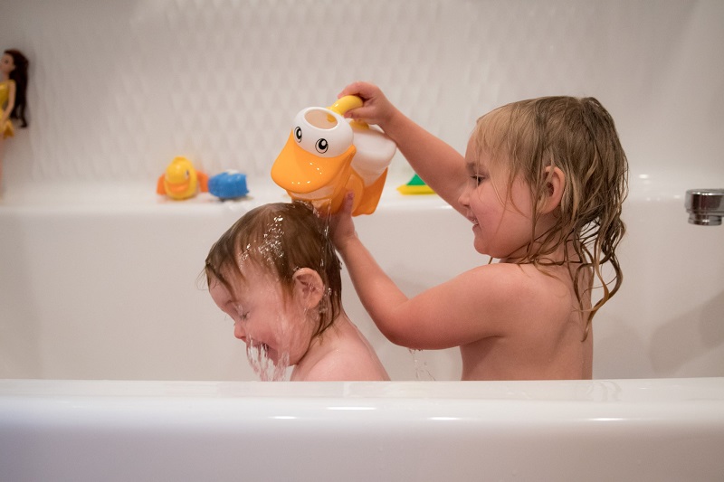 Faire prendre son bain à son enfant.